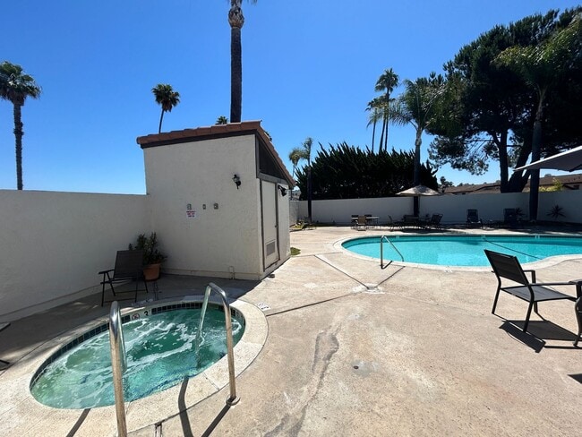Building Photo - Spacious Newly Remodeled Townhome in Bonsa...