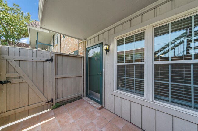 Building Photo - 845 Augusta Dr