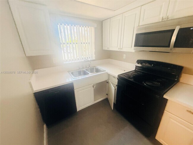 Building Photo - 10787 Royal Palm Blvd