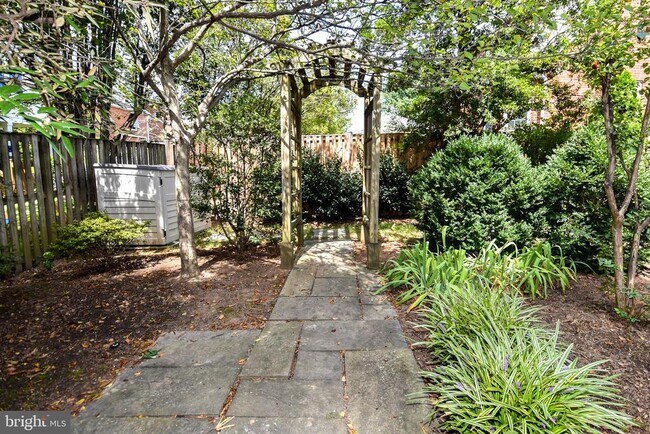 Building Photo - 510 N Nelson St