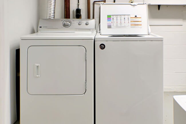 Building Photo - 4 Bedroom on 1 acre