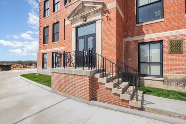 Building Photo - 301 N Mulberry St