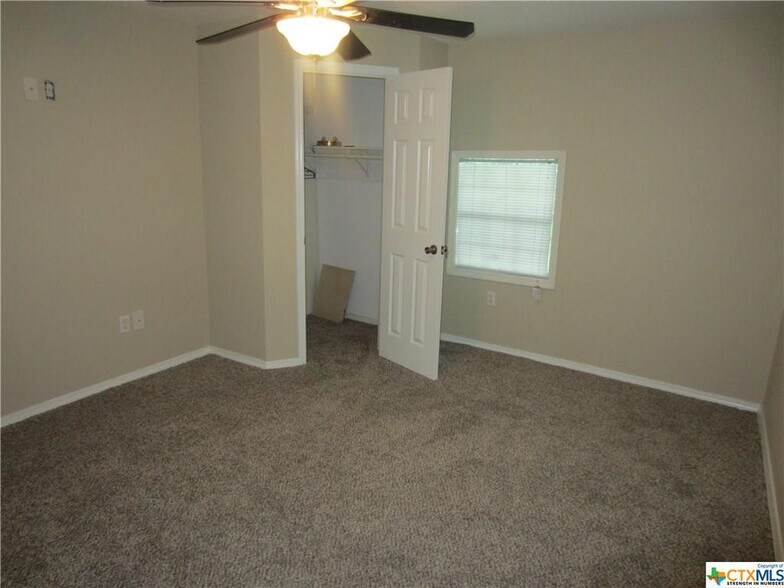 master bedroom with walk in closet - 4904 lone tree rd