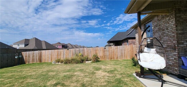 Building Photo - 1001 W Ashmore Landing Loop