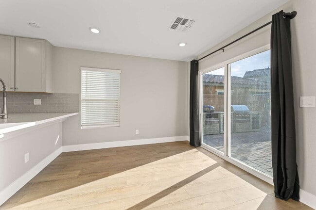 Building Photo - Beautiful two-story home with a bright open floor plan and modern finishes throughout. The spacio...