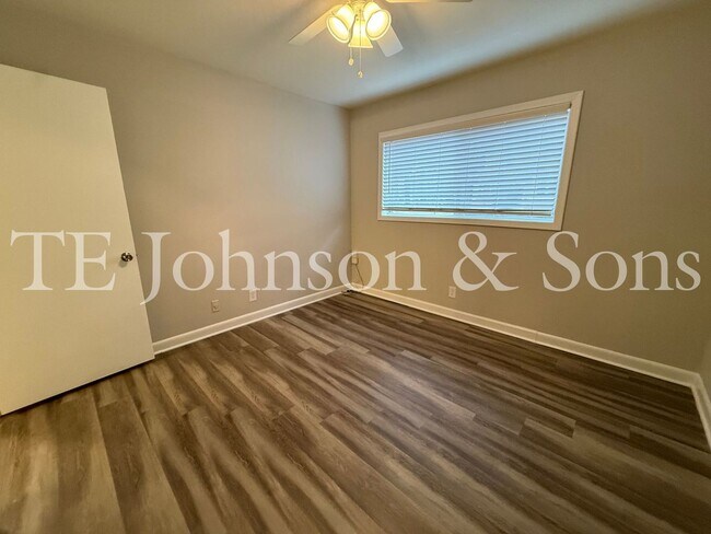 Building Photo - 2 Bedroom Salem View Apartment!