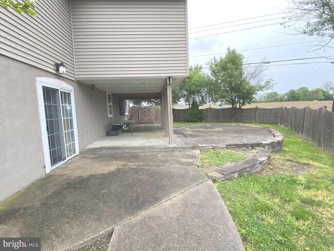 Building Photo - 394 Croshaw Rd