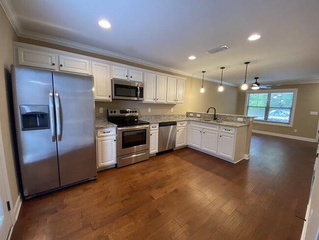 Building Photo - Modern Townhome Close to MTSU