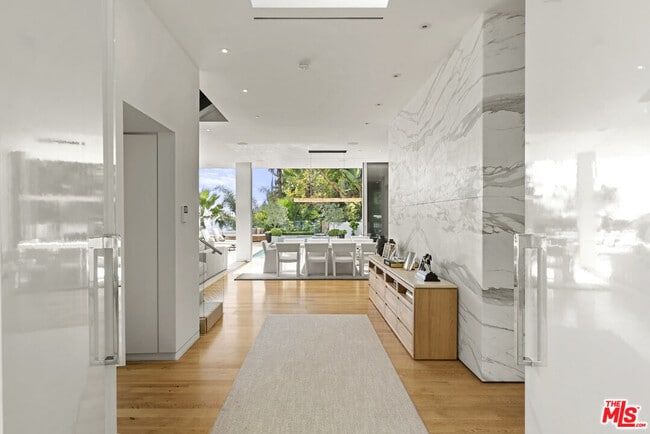 Building Photo - 1889 Rising Glen Rd