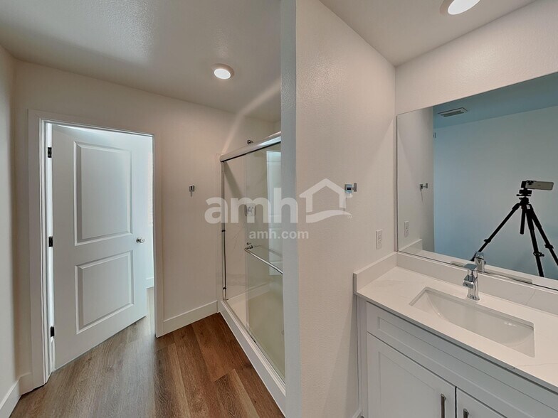 Building Photo - 7794 Hickory King Ave