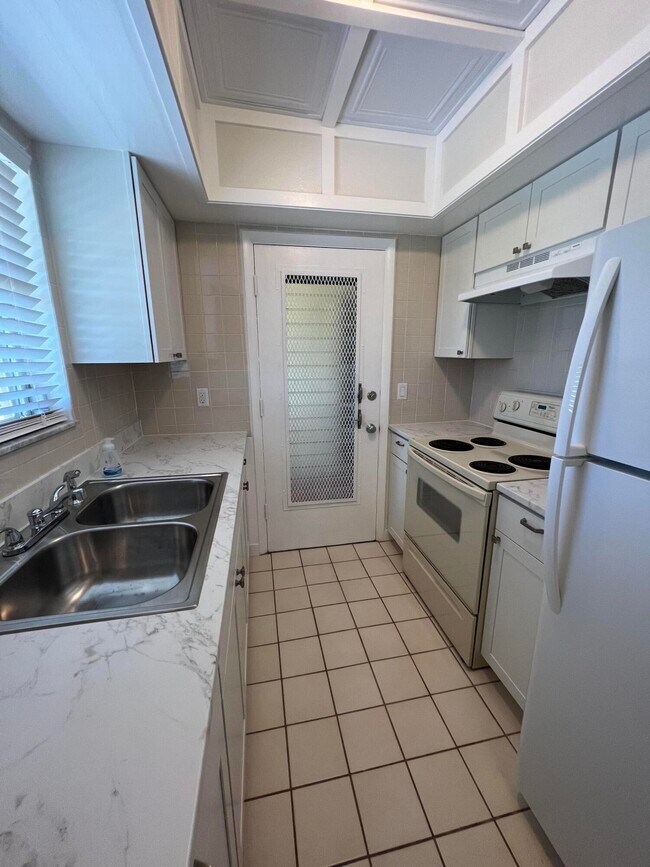 Building Photo - 1050 E Sample Rd