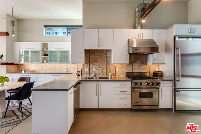 Building Photo - 1152 N La Cienega Blvd