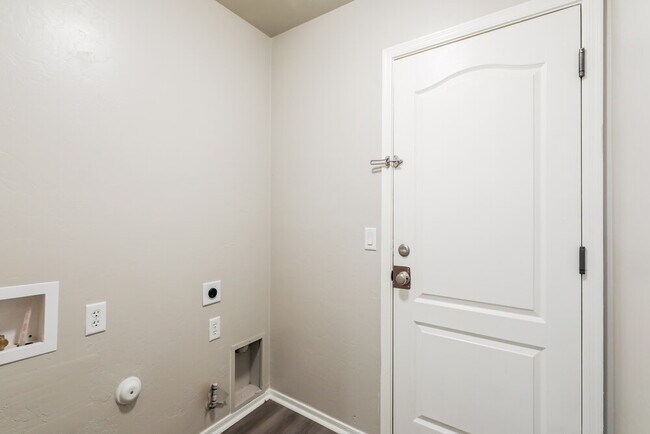 Building Photo - 6898 W Quailwood Way