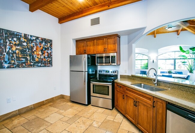 Community Kitchen - San Tropez Apartment Homes