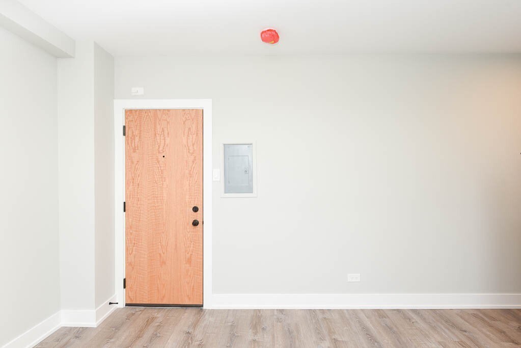 Building Photo - 510 W Belmont Ave