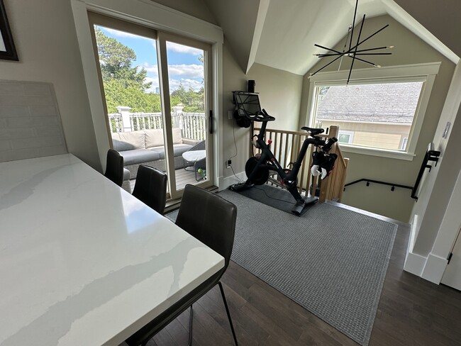 Building Photo - 20 Somerset St