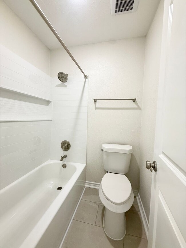 Building Photo - Elegant Recently Updated 3/2/2 Home in Ang...