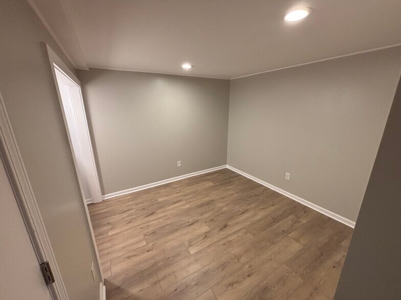 Building Photo - 1411 La Chateau Dr