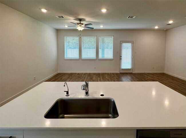 Building Photo - 2142 Olivos St