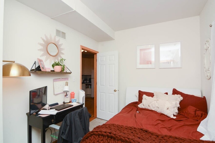 Building Photo - 1332 N Wolcott Ave