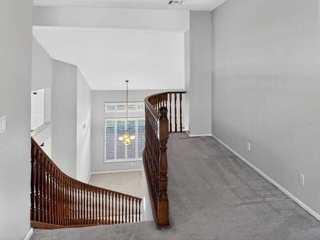 Building Photo - Charming 4 Bedrooms/ 3.5 Bath Home in Desirable Fox Crossing!!