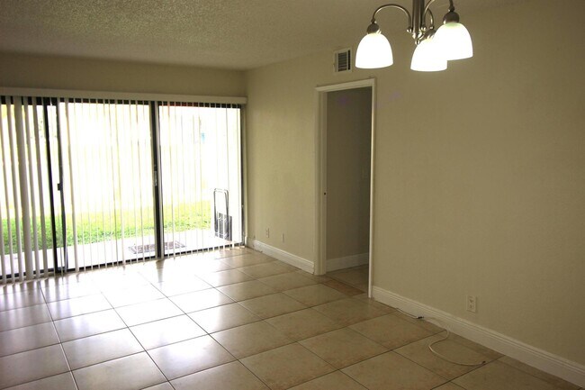 Building Photo - 1513 Lake Crystal Dr