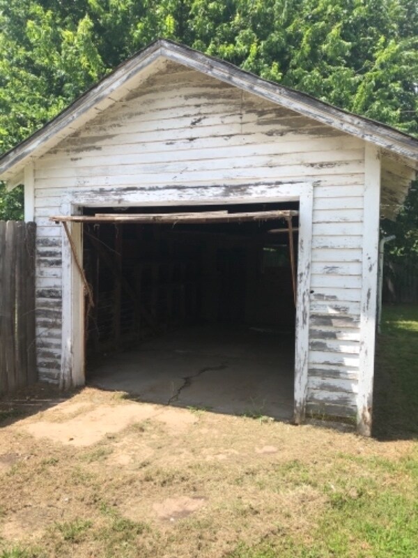 Building Photo - 1116 E Broadway St
