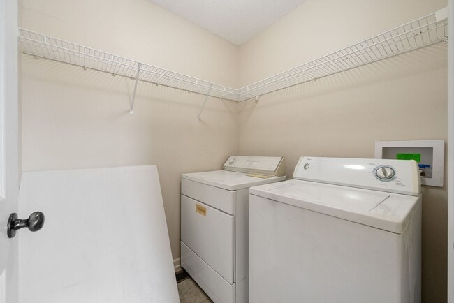 Building Photo - Large home ready for you to call home today!
