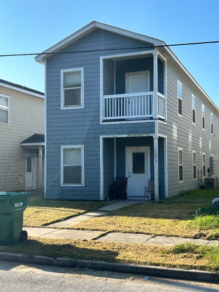 Building Photo - 13493 Artes St