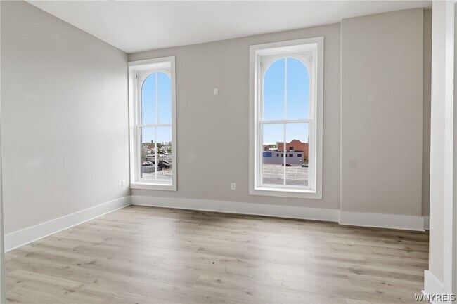 Building Photo - 136 Seneca St