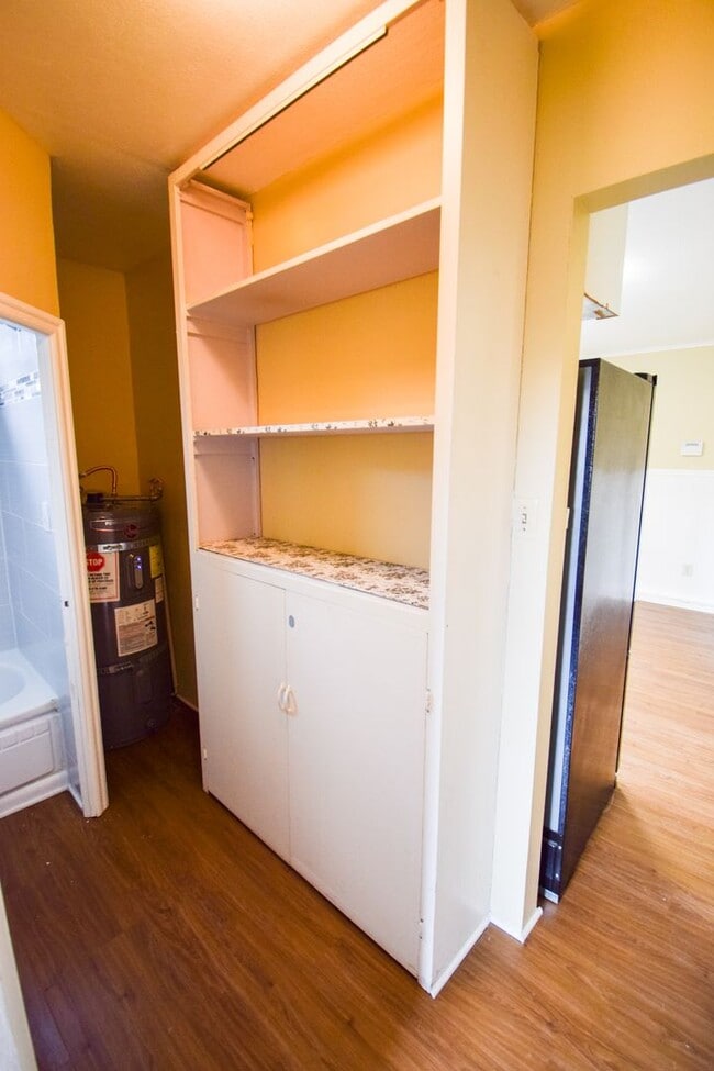 Building Photo - 2BD/1BA House with Garage!! Washer/Dryer i...