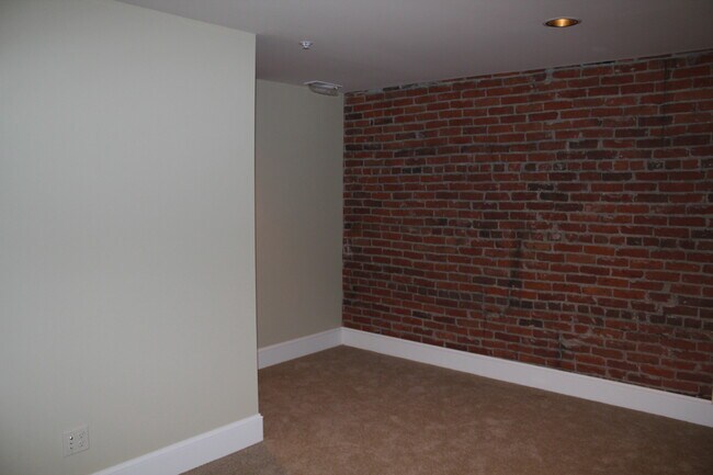 Building Photo - 109 West Third Ave #201