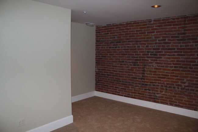 Building Photo - Gorgeous 2 Bedroom Apartment Downtown