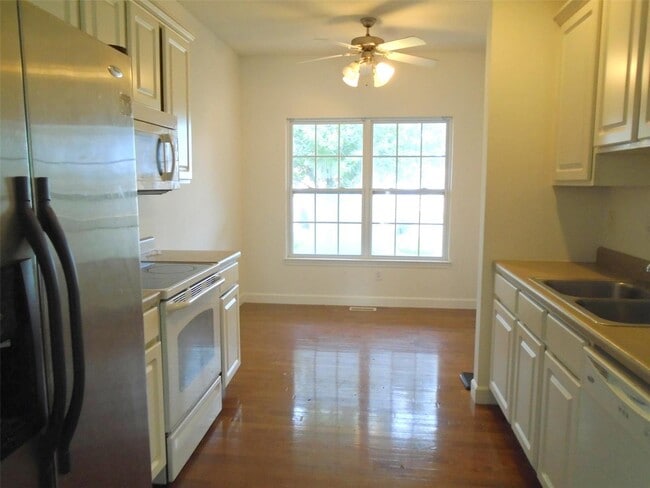 Building Photo - 706 Titan Dr