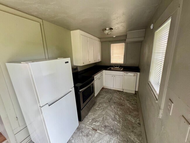 Building Photo - N. McKinley Ave - Triplex