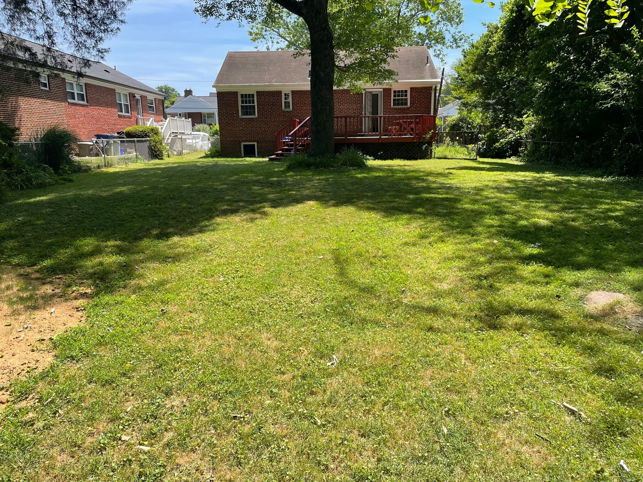 Large fully fenced back yard - 10912 Stillwater Ave