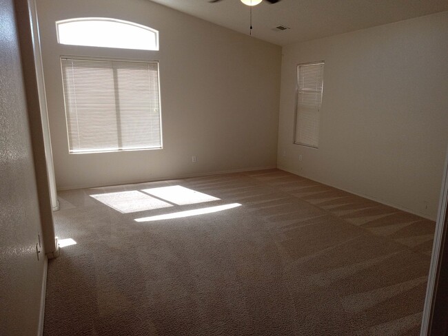 Building Photo - 3 Bedroom 2 Bath Home Located in Rio Ranch...