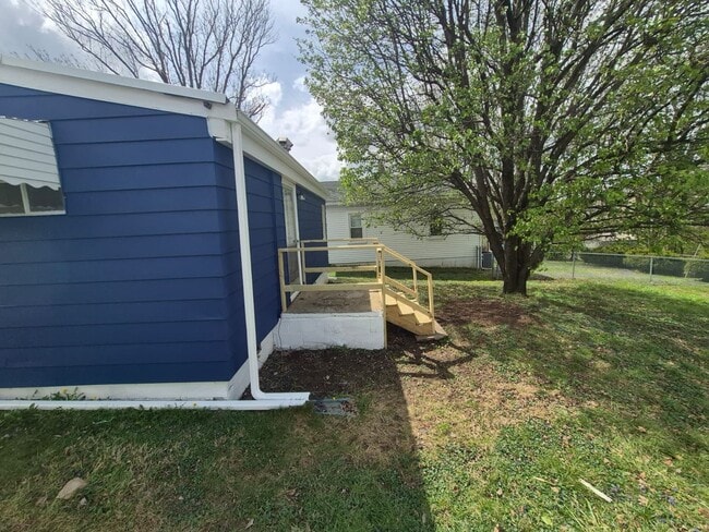 Building Photo - Fully Renovated 2-Bedroom in Elsmere – Off-Street Parking & Yard Space