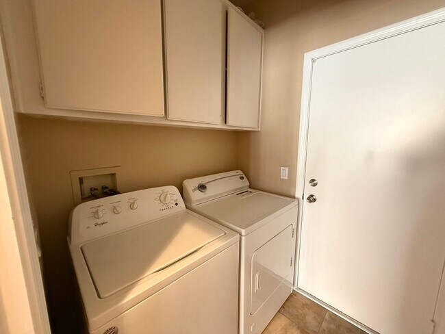 Building Photo - 8816 W Pine Pitch Dr