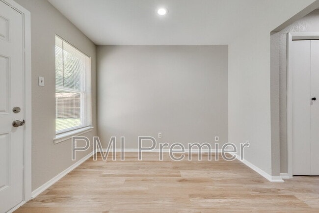Building Photo - 105 Wildwood Ct