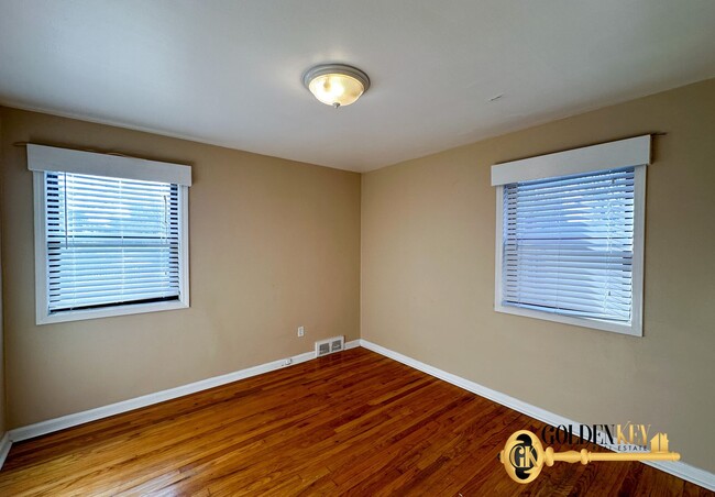 Building Photo - Newly Updated Spacious 2 bedroom Flat in R...