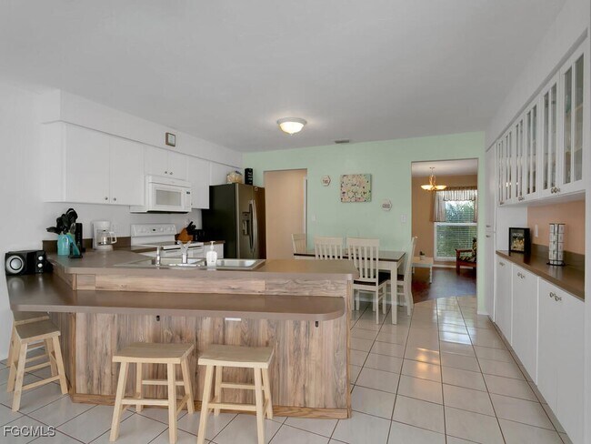 Building Photo - 908 SE 35th Terrace