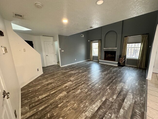 Building Photo - Tons of Character! 3 bed 2.5 bath amazing ...