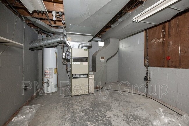 Building Photo - 1547 Sherbrook Rd