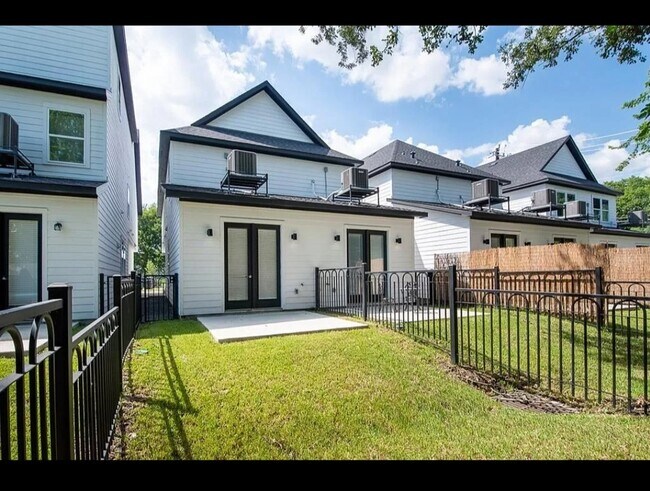 Building Photo - 3245 Real St