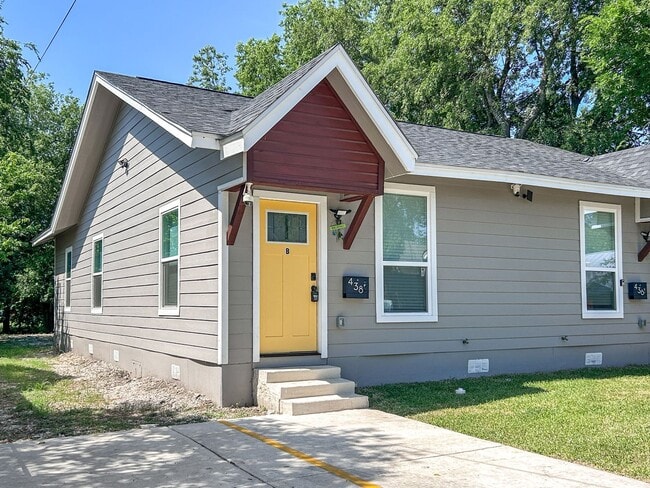Building Photo - Newly Renovated 2-Bedroom Duplex Near Downtown!