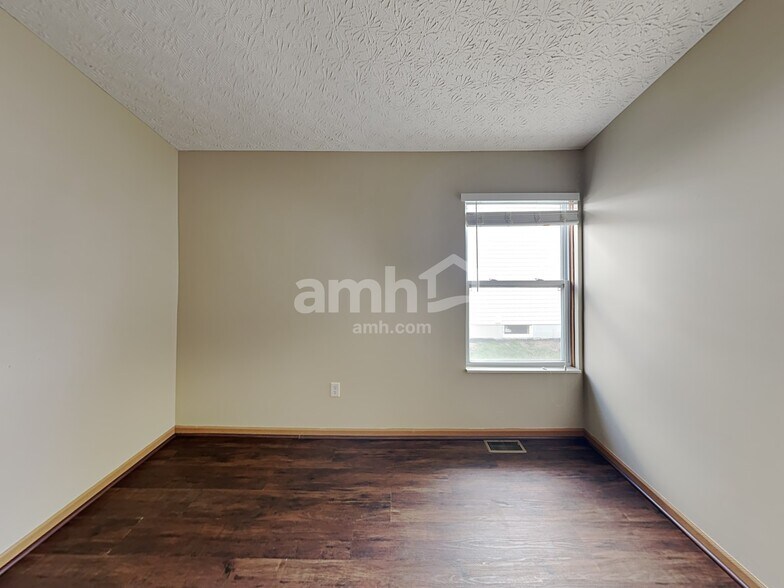 Building Photo - 1121 Streamside Dr