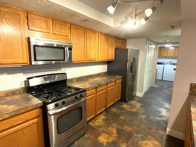Building Photo - 2 Bed 2 Bath Condo in Bench Tower Condomin...