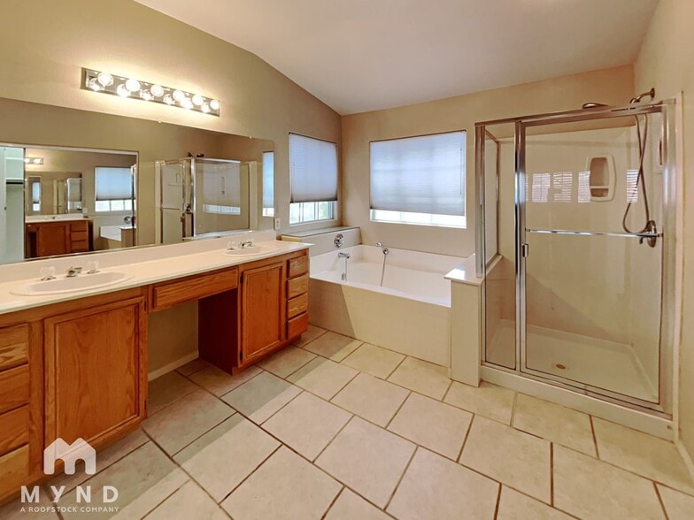 Building Photo - 2728 La Porte Ct