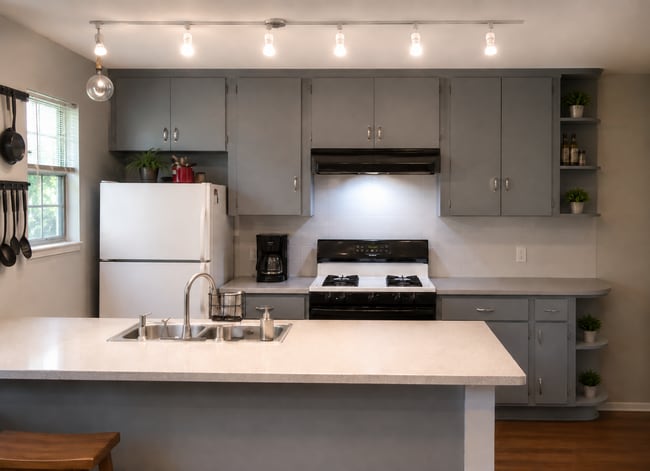 Building Photo - Charming Studio Apartment in Hyde Park – Private Yard, Wood Floors & Onsite Laundry